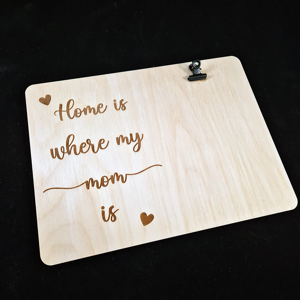 Houten bord met fotoclip "Home is where my mom is"