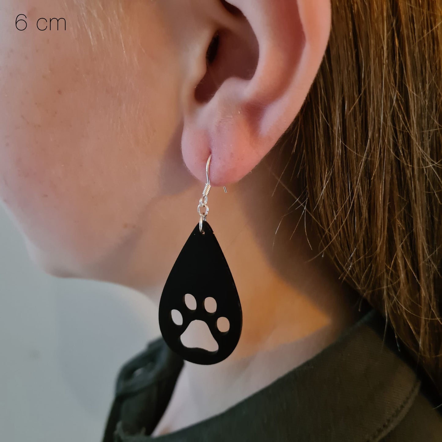 Zwarte druppels met kattenpootjes