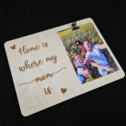 Houten bord met fotoclip "Home is where my mom is"