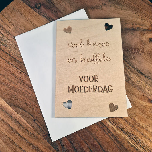 Houten wenskaart "Veel kusjes en knuffels"