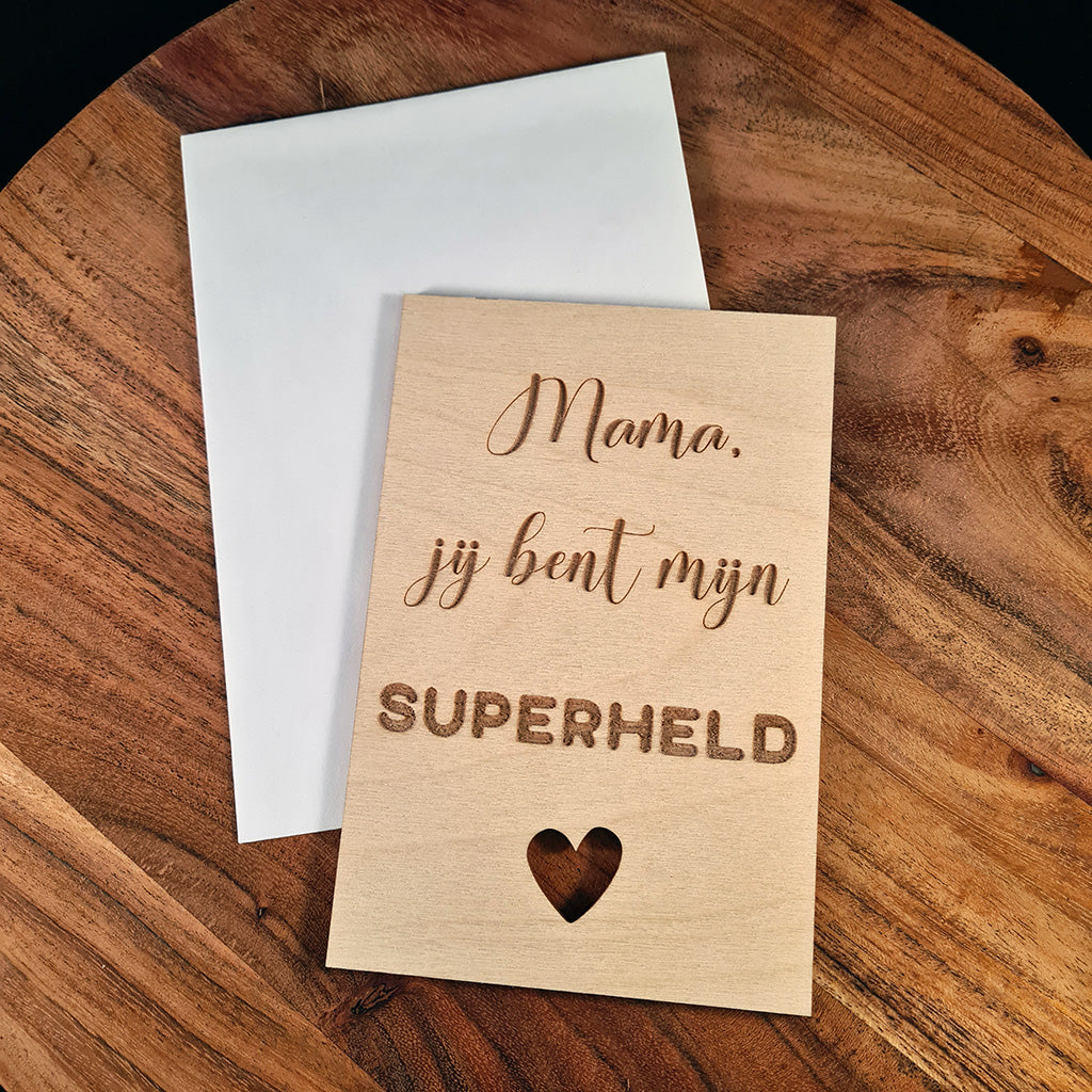 Houten wenskaart "Superheld mama"
