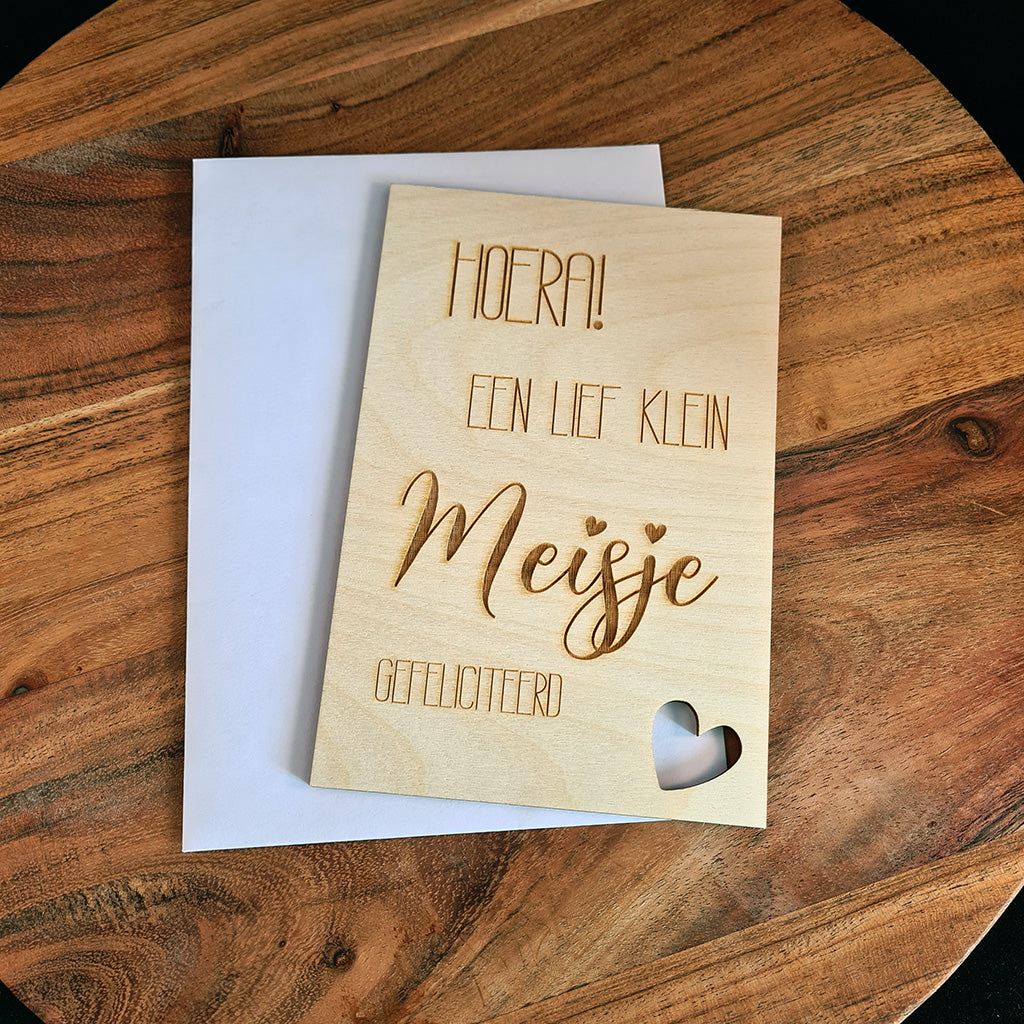 Houten wenskaart "Lief klein meisje"
