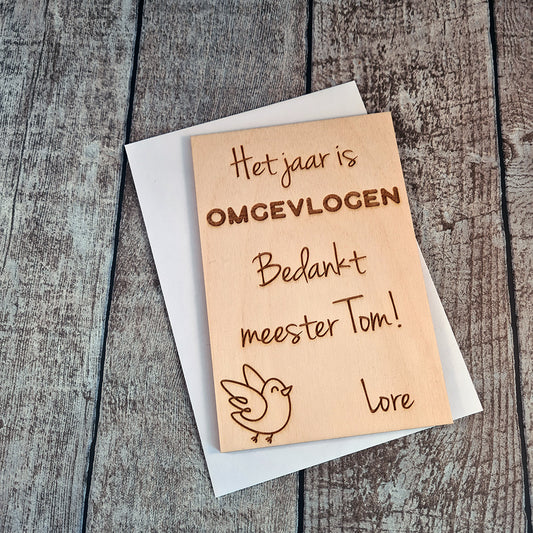 Houten wenskaart  "Het jaar is omgevlogen"