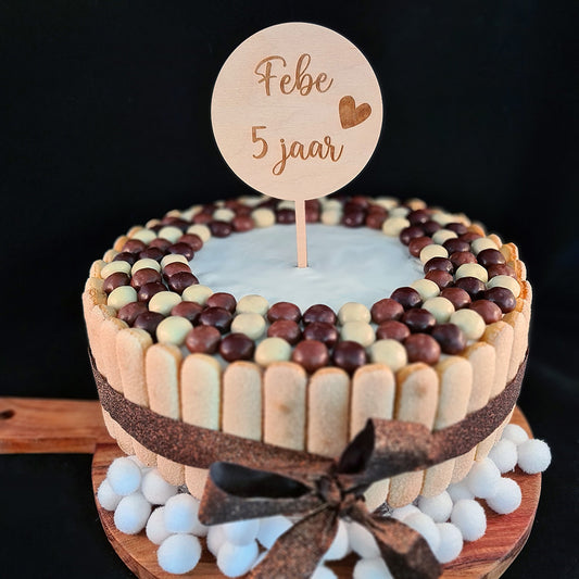 Taarttopper met naam en leeftijd gegraveerd