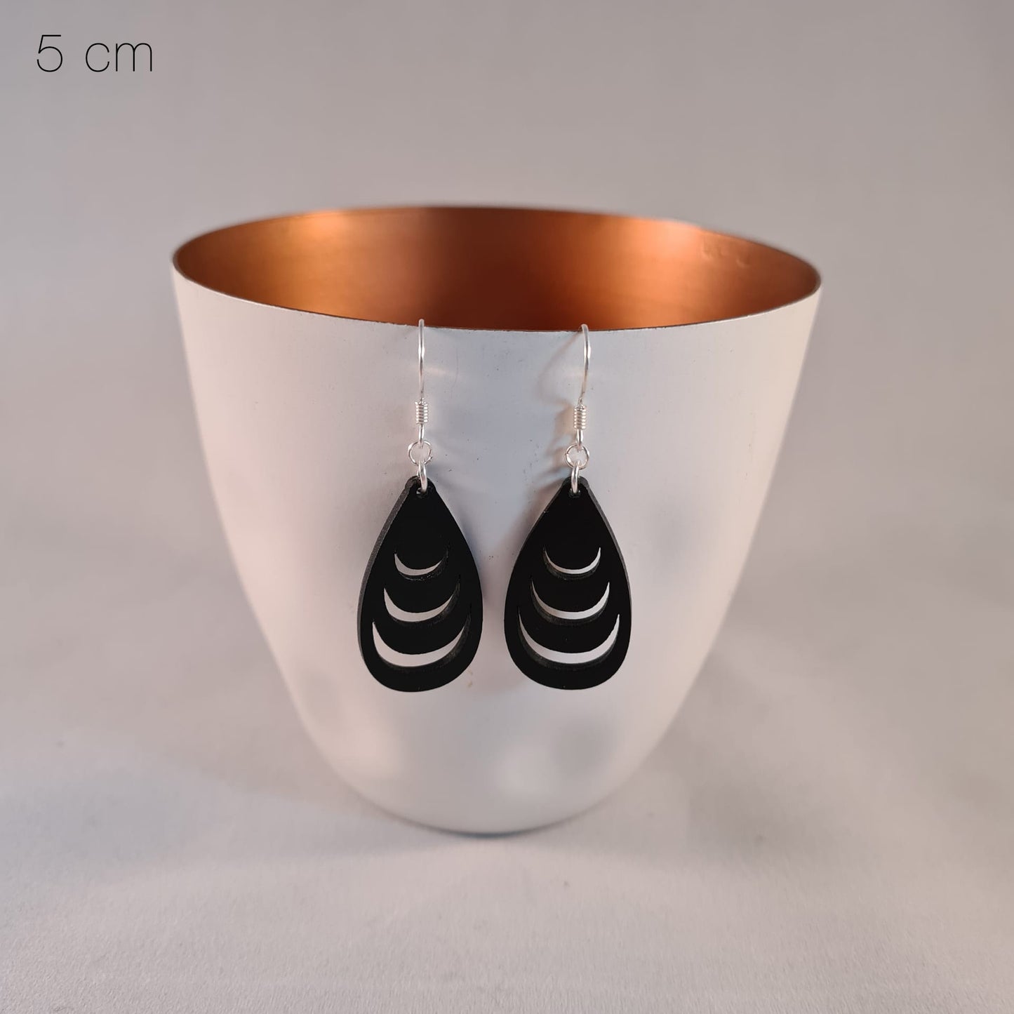 Zwarte druppels met dikke laagjes