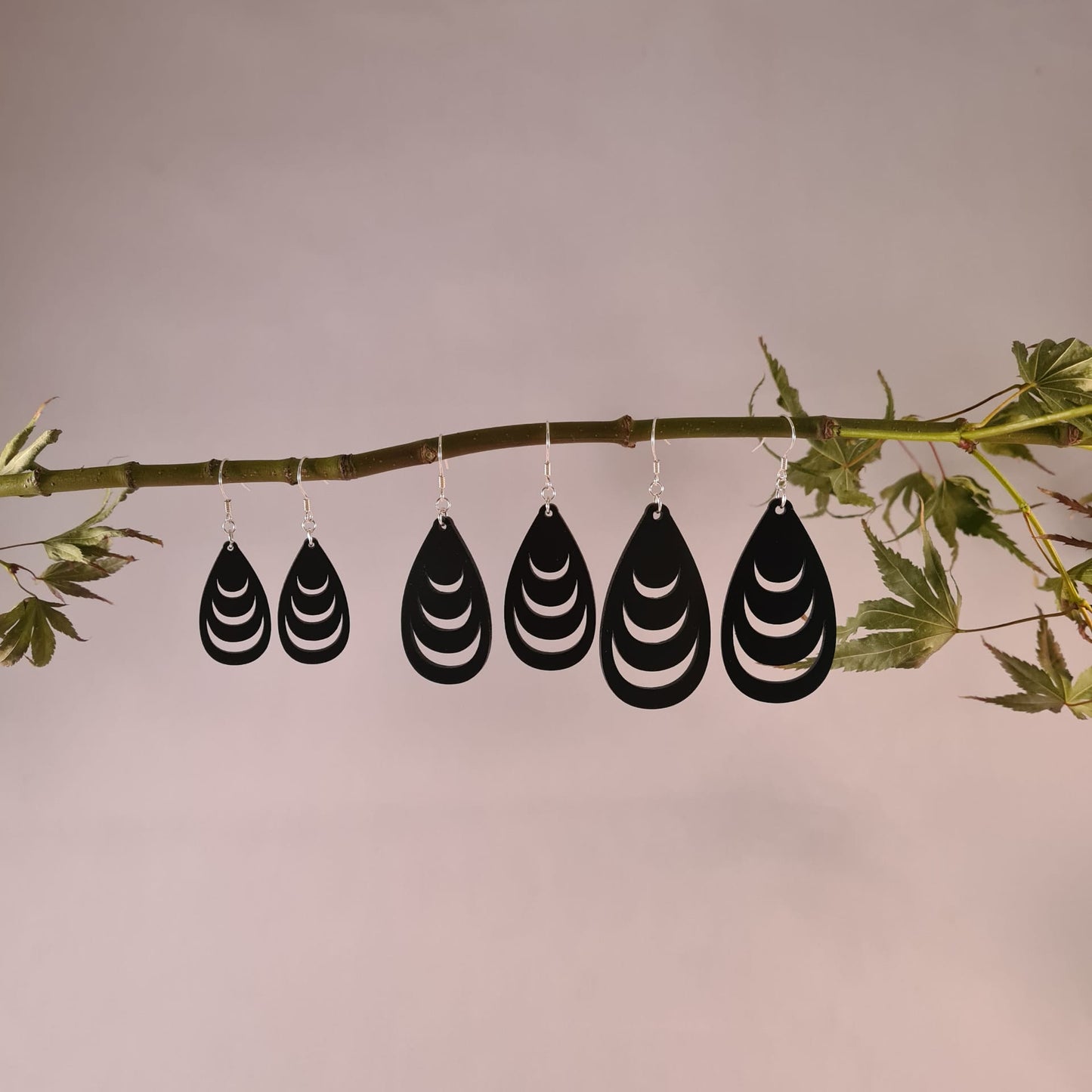 Zwarte druppels met dikke laagjes