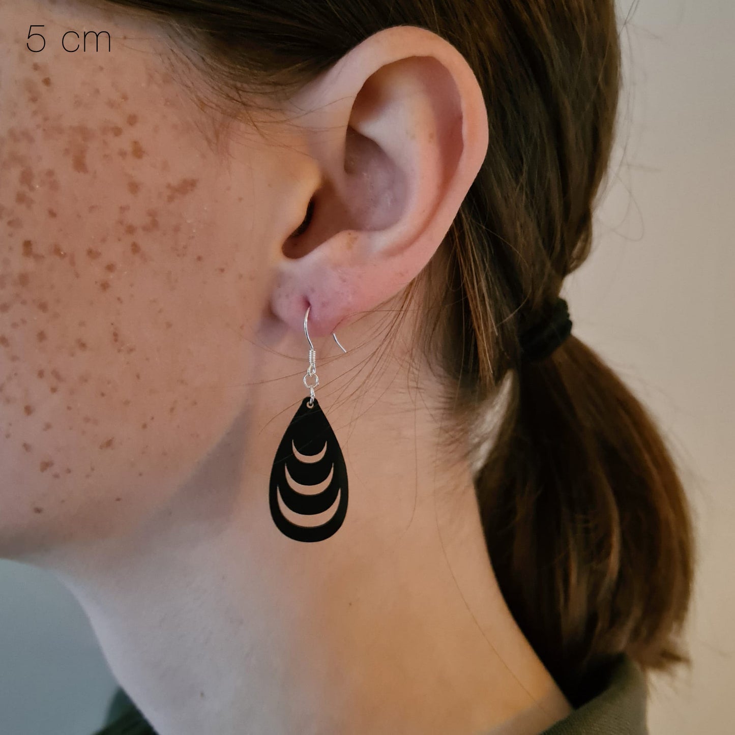 Zwarte druppels met dikke laagjes