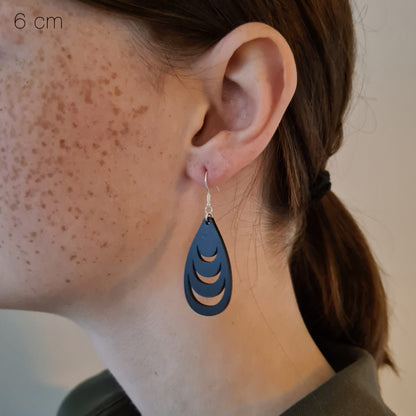 Zwarte druppels met dikke laagjes