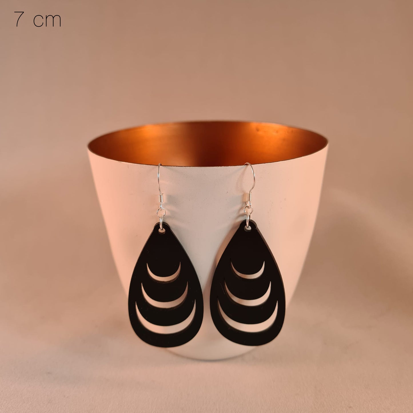 Zwarte druppels met dikke laagjes