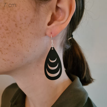 Zwarte druppels met dikke laagjes