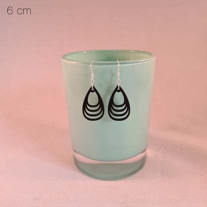 Zwarte druppels met laagjes