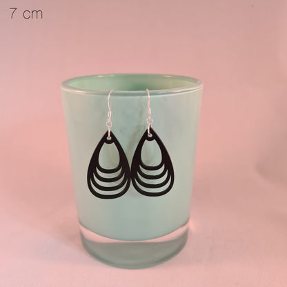 Zwarte druppels met laagjes