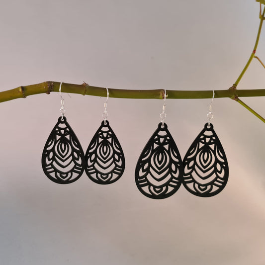 Zwarte versierde druppels