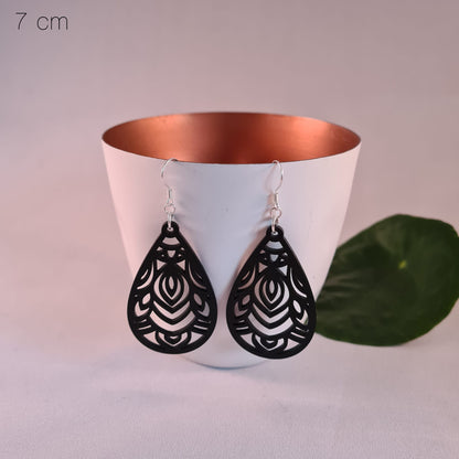 Zwarte versierde druppels