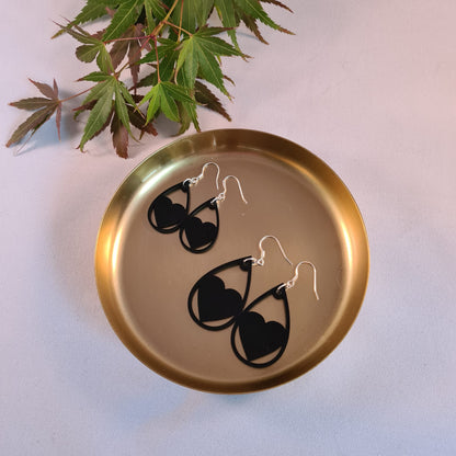 Zwarte druppels met hartje