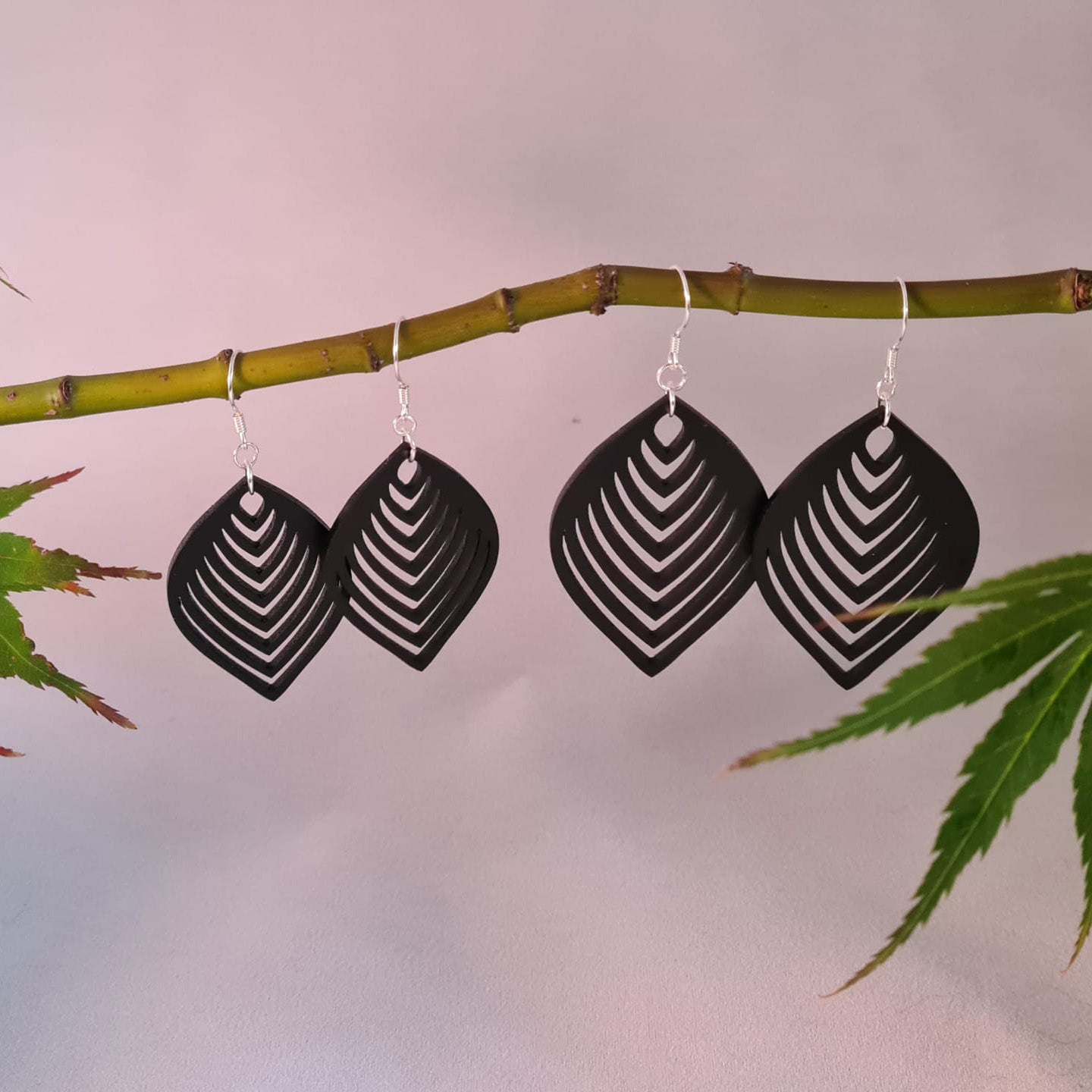 Zwarte abstracte blaadjes