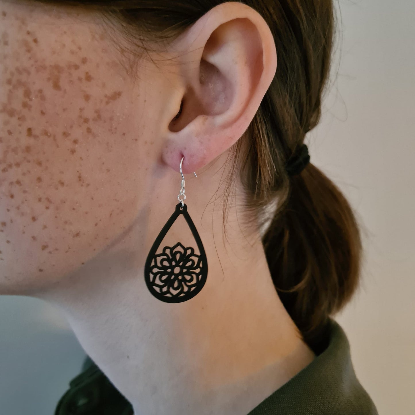 Zwarte druppels met bloemen