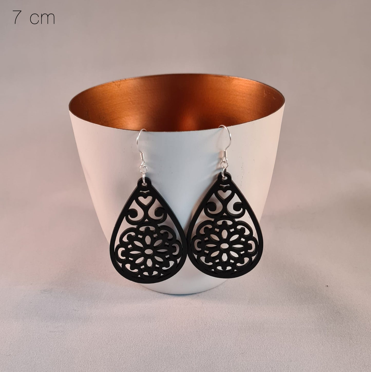 Zwarte druppels met mandala