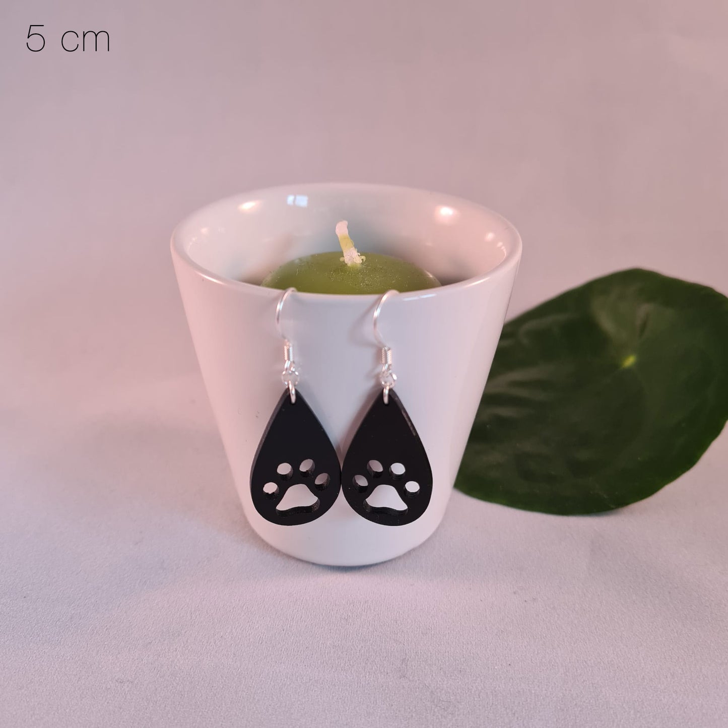 Zwarte druppels met kattenpootjes