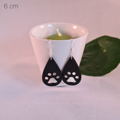 Zwarte druppels met kattenpootjes