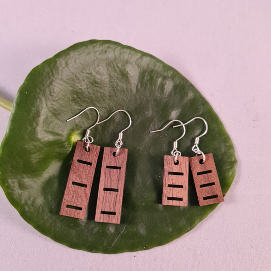 Houten staafjes met horizontale streepjes