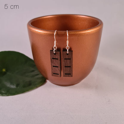 Houten staafjes met horizontale streepjes