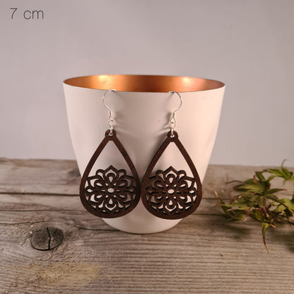 Houten druppels met bloemen