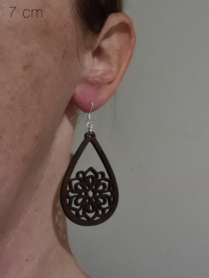 Houten druppels met bloemen