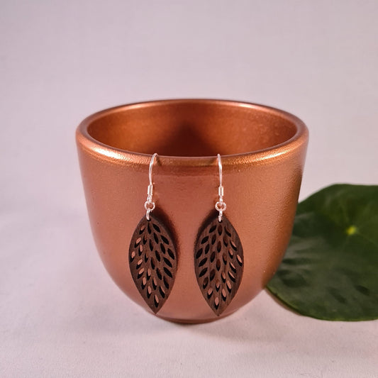 Houten blaadjes met kleine gaatjes