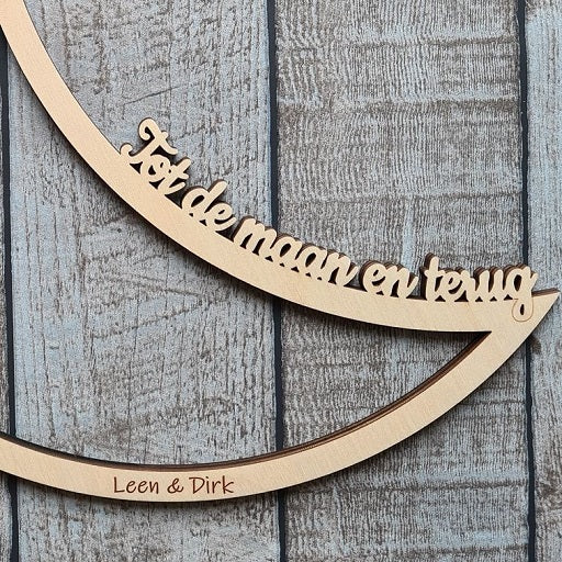 Hoepel met naam "Tot de maan en terug"